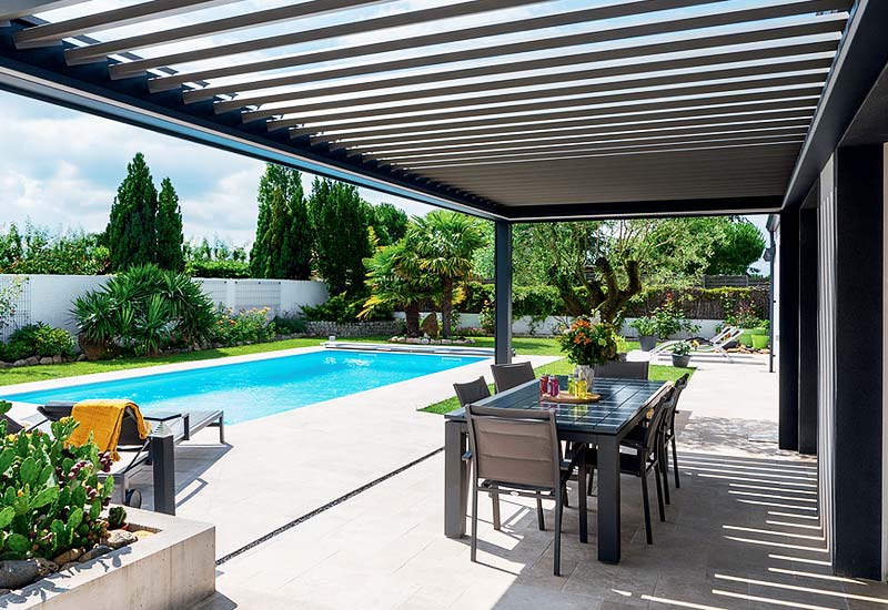 Vue sur le jardin et la piscine depuis la pergola © Concept Alu