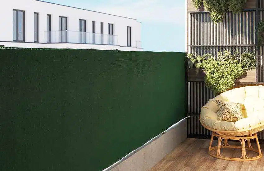 Brise-vue pour balcon avec une occultation à 100%.