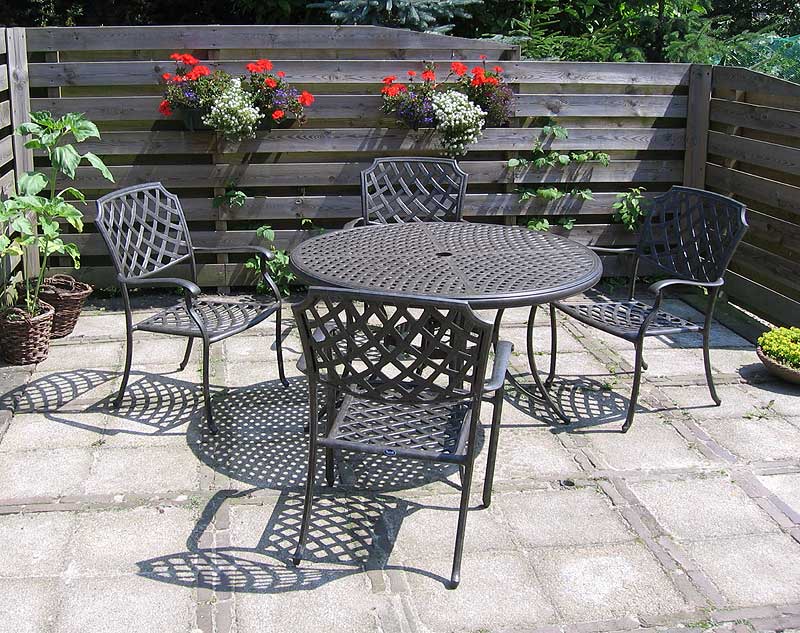 Terrasse et salon de jardin.