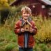 enfant avec un nichoir entre les mains